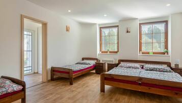 5 Schlafzimmer, Reisekinderbett, kostenloses WLAN, Bettwäsche