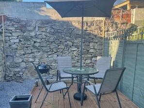 Outdoor dining - 1 bedroom accommodation in Henllan (Henllan)