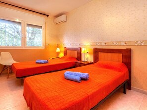 3 slaapkamers, een strijkplank/strijkijzer, reisbedje, gratis wifi