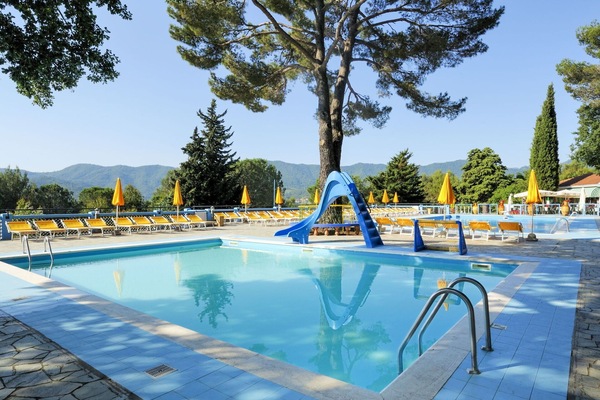 L'Eau, Ciel, Piscine, Bleu Azur, Arbre, Ombre, Mobilier De Jardin, Loisir, Aqua, Ville Resort