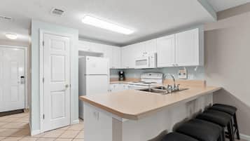 Appartement, 2 slaapkamers (1003) | Privékeuken | Een koelkast/vriezer, een magnetron, een oven, een kookplaat