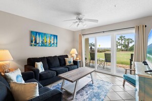 Apartamento, 2 habitaciones (1003) | Zona de estar | Televisión LED de 55 pulgadas con canales por cable, una televisión