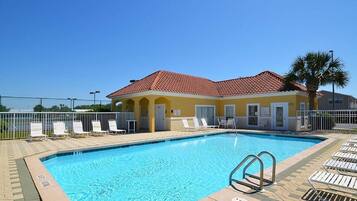 Een buitenzwembad, een verwarmd zwembad en parasols bij het zwembad