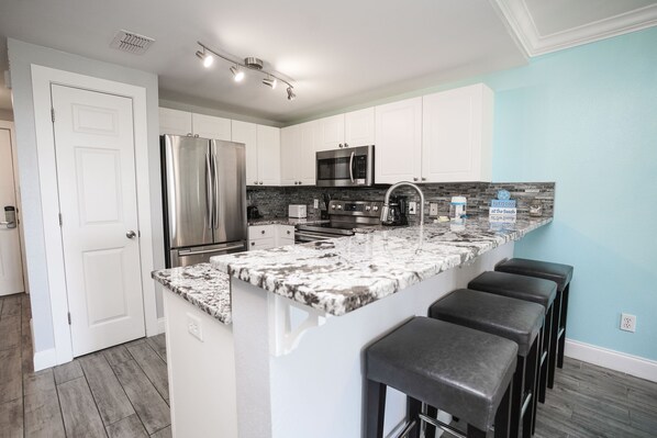 Grand réfrigérateur, micro-ondes, four, plaque de cuisson