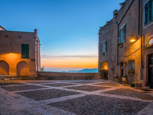 Beautiful private villa for 4 people with WIFI, TV, patio, pets allowed and panoramic view