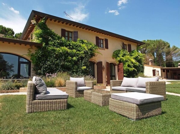 المنطقة المحيطة بالمنشأة