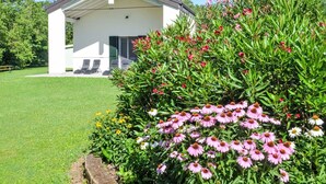 A modern building with a flat roof and a covered patio area. - Wonderful private villa for 6 guests with A/C, pool, WIFI, TV and balcony (Venice)