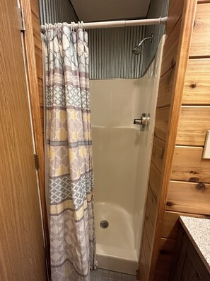 Cottage #8 Michigan Summer, 1 Bedroom | Badezimmer | Kostenlose Toilettenartikel, Handtücher, Seife, Shampoo