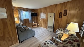Ferienhütte | Wohnbereich | 32-Zoll-Smart-TV mit Digitalempfang, Netflix, Hulu