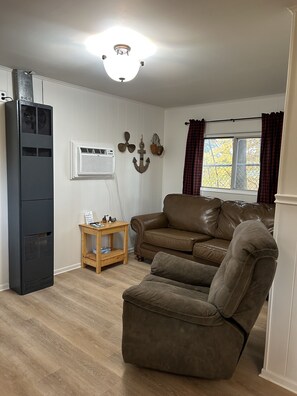 Cottage #6 Lake Life, 2 Bedroom | Living area