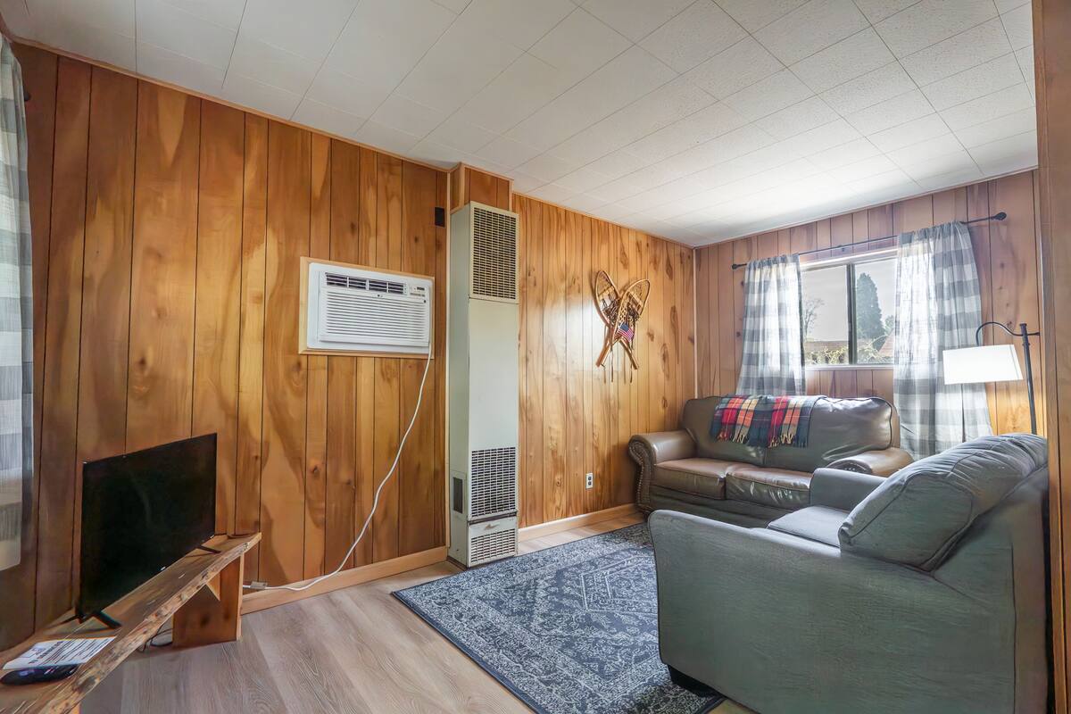 Cottage #3 Snow Day, 2 Bedroom | Living area