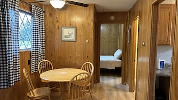 Ferienhütte | Essbereich im Zimmer