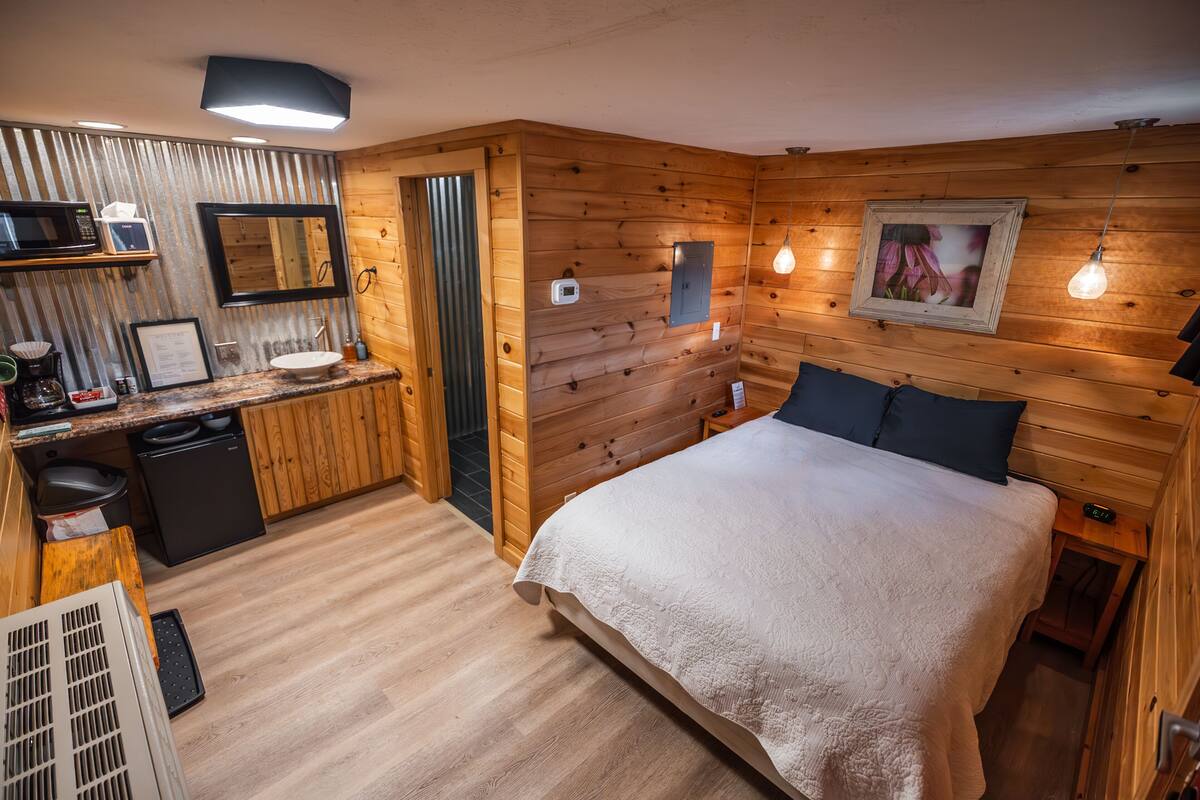Cottage #5 The Coneflower, 1 Bedroom | WiFi (free), bed sheets