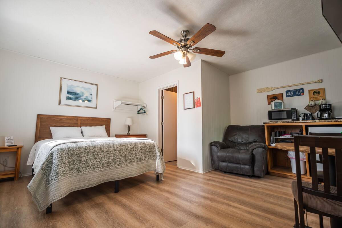 Cottage #8 Michigan Summer, 1 Bedroom | WiFi (free), bed sheets