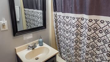 Cottage #3 Snow Day, 2 Bedroom | Bathroom | Free toiletries, towels, soap, shampoo