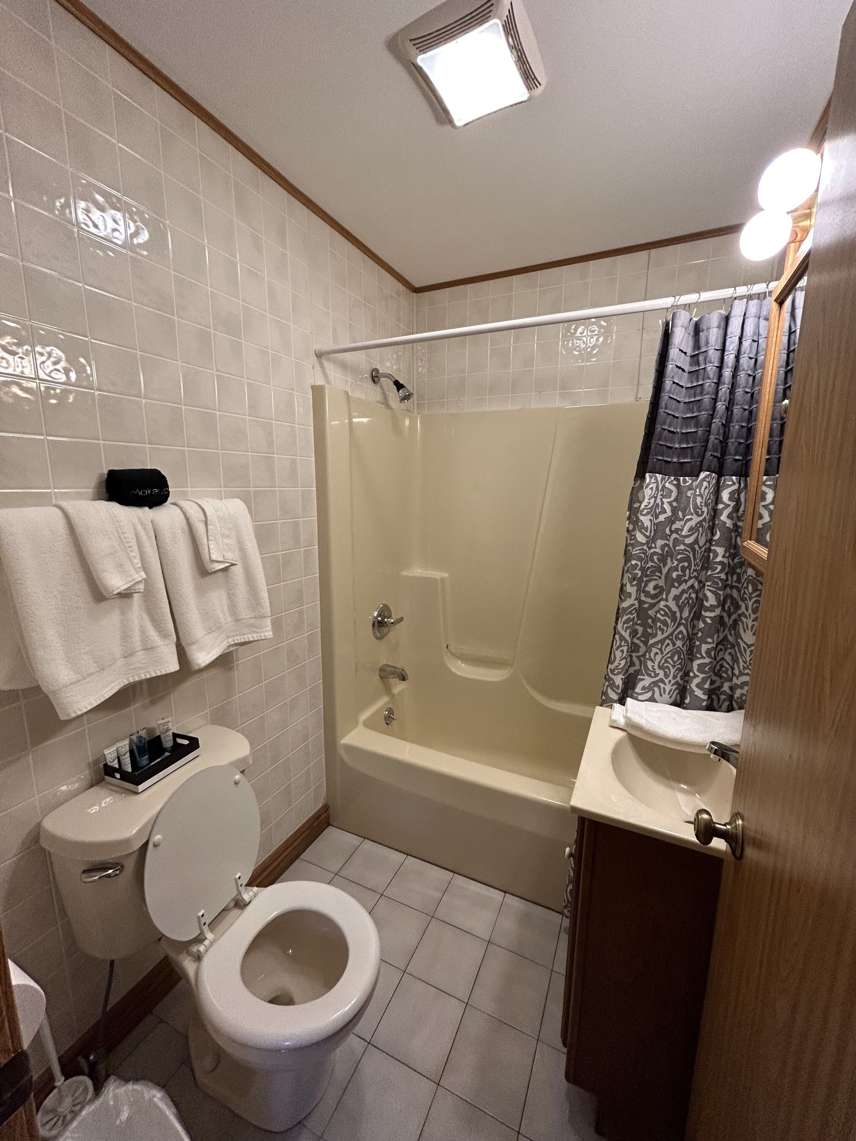 cottage #2 the outdoorsman, 2 bedroom | bathroom | free toiletries, towels, soap, shampoo