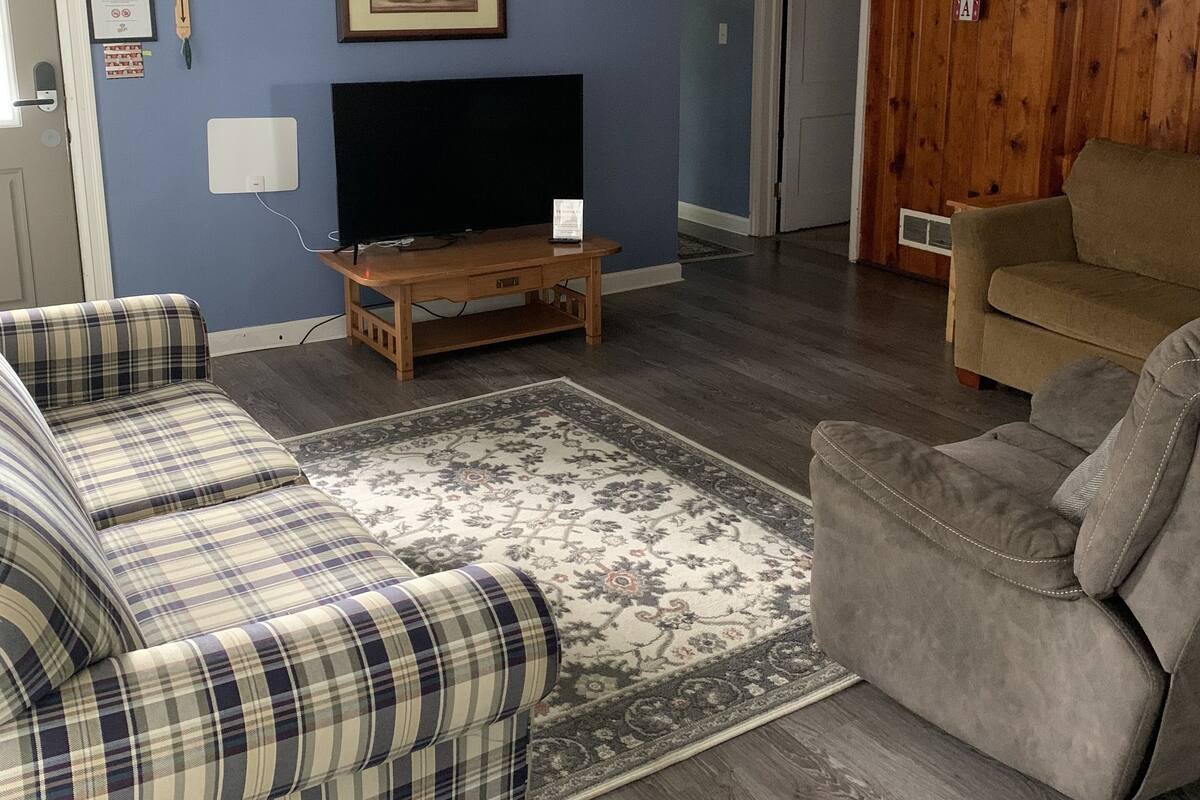 The Main House, 3 Bedroom | 起居區 | 32-吋智慧型電視、數位頻道、Netflix、Hulu