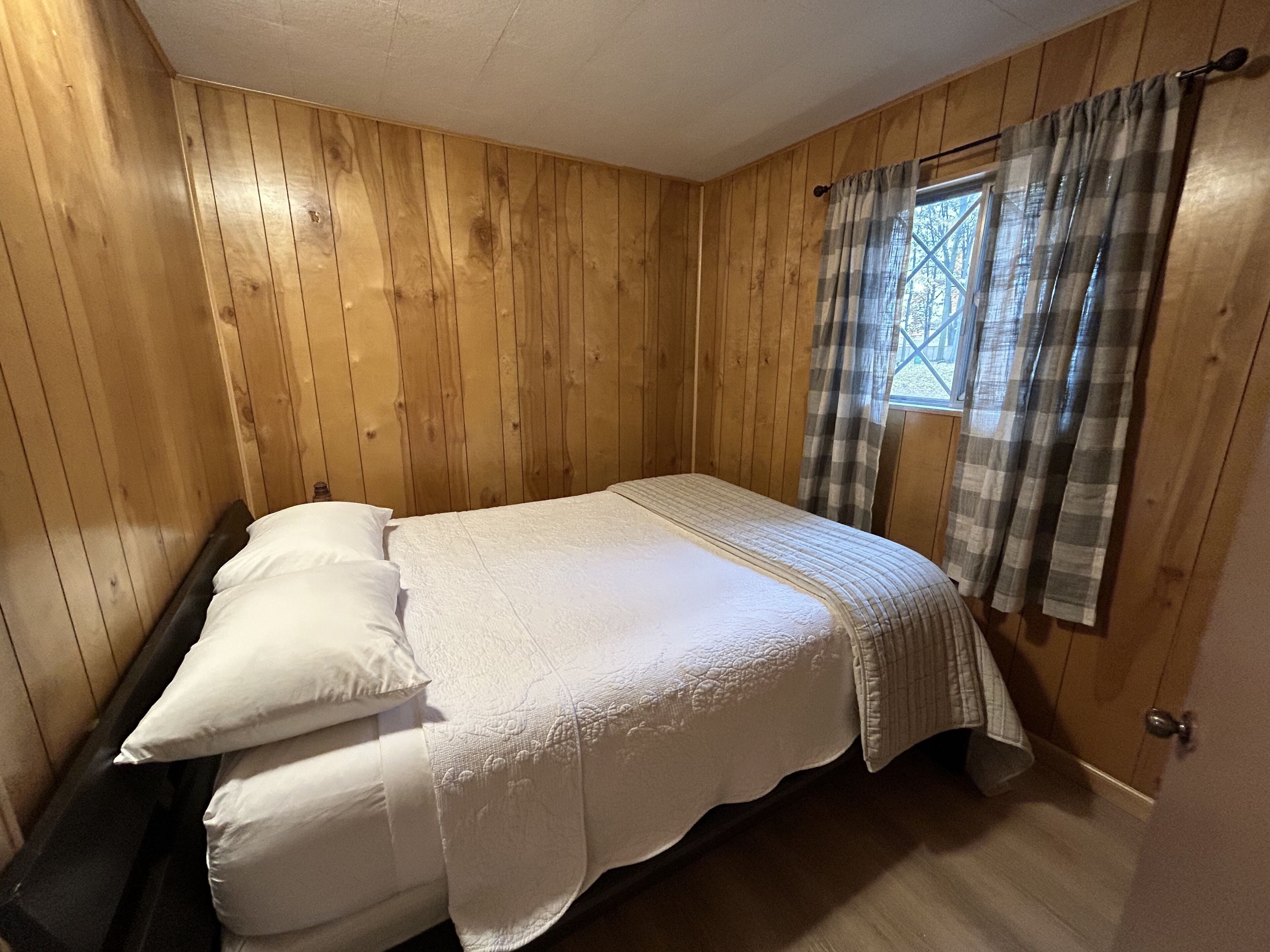 cottage #3 snow day, 2 bedroom | 2 bedrooms, free wifi, bed sheets
