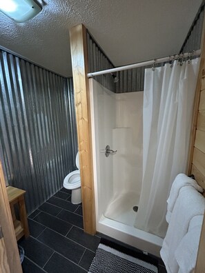 Cottage #5 The Coneflower, 1 Bedroom | 浴室 | 免费洗浴用品、毛巾、肥皂、洗发水