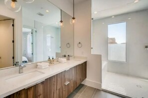 Hair dryer, towels, soap, shampoo - Two 4-Story Homes / Near Downtown / 8 BDRMS / For Groups (Houston)
