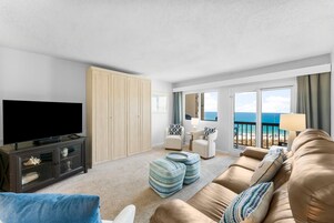 公寓式客房, 1 间卧室, 海洋景观, 海滨 | 起居区 | 45-英寸LED 电视 （配备有线频道）、电视