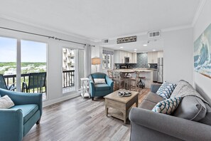 公寓式客房, 2 间卧室, 海洋景观 (A736) | 起居区 | 45-英寸LED 电视 （配备有线频道）、电视