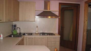 Frigorifero, forno, piano cottura, macchina per tè/caffè