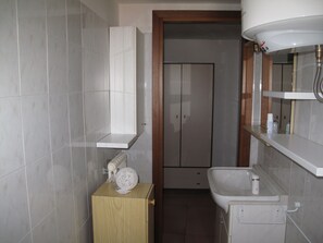 Combined shower/tub, bidet, towels, soap