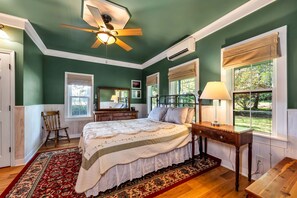 3 bedrooms, desk, iron/ironing board, travel crib