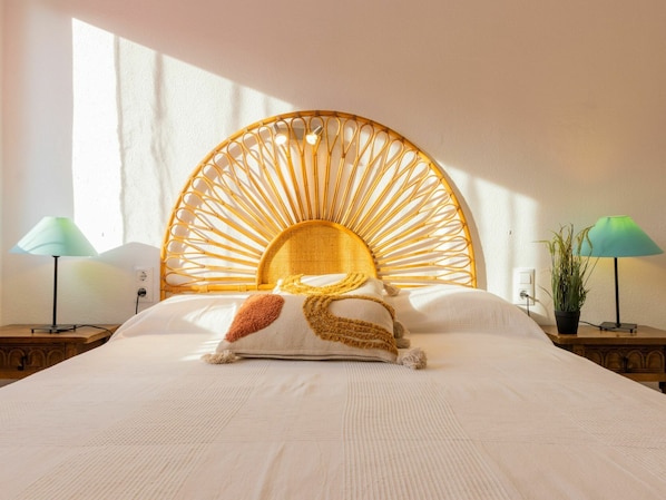 2 bedrooms, travel crib, free WiFi