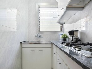 Een microgolfoven, een kinderstoel