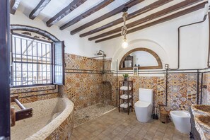 Bruser, hårtørrer, bidet, håndklæder