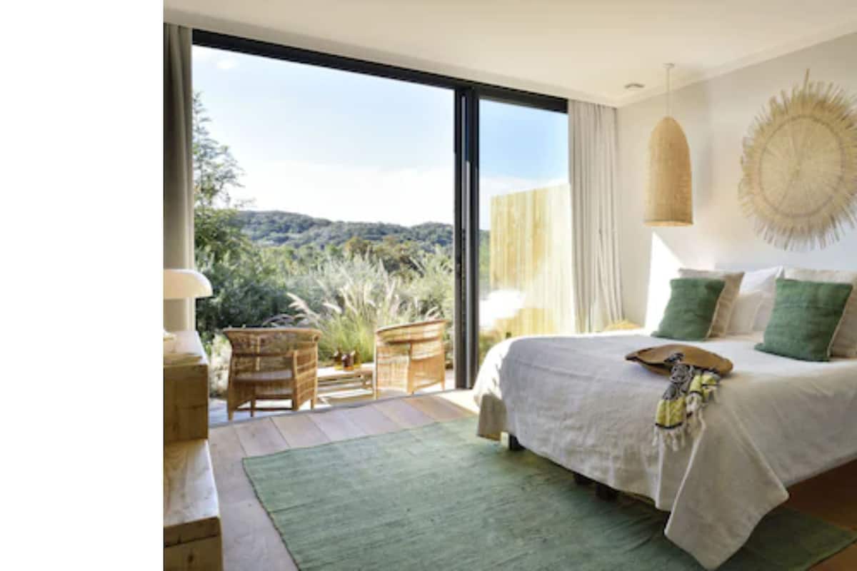 1 bedroom, in-room safe, individually decorated, individually furnished