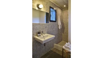 Ein Badezimmer mit Waschbecken, Spiegel und Handtuchhalter.