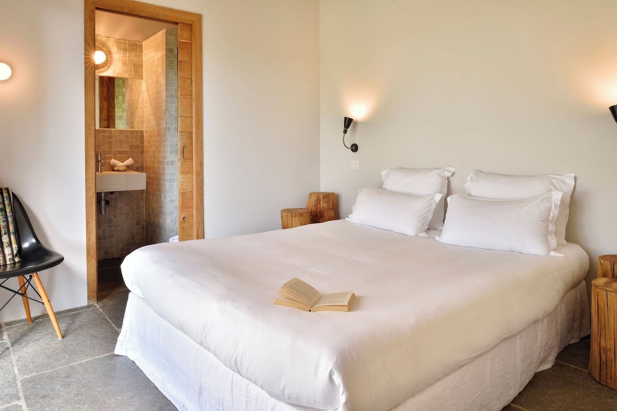 1 bedroom, in-room safe, individually decorated, individually furnished