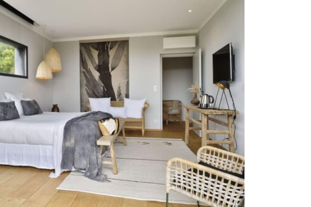 1 bedroom, in-room safe, individually decorated, individually furnished