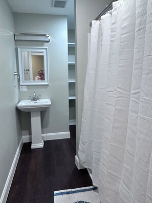Shower, towels, soap, shampoo - Waterfront House with floating Boathouse, can sleep 7: 5 Adults and 2 Kids (Steinhatchee)