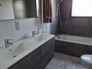 Combined shower/bathtub