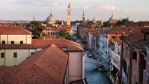 A canal in Venice with buildings on either side and a bridge in the middle. - Ca' San Lorenzo spectacular view (Venezia)