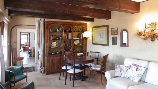 A cozy living room with a wooden coffee table, a white sofa, and a bookshelf. - Ca' San Lorenzo spectacular view (Venezia)