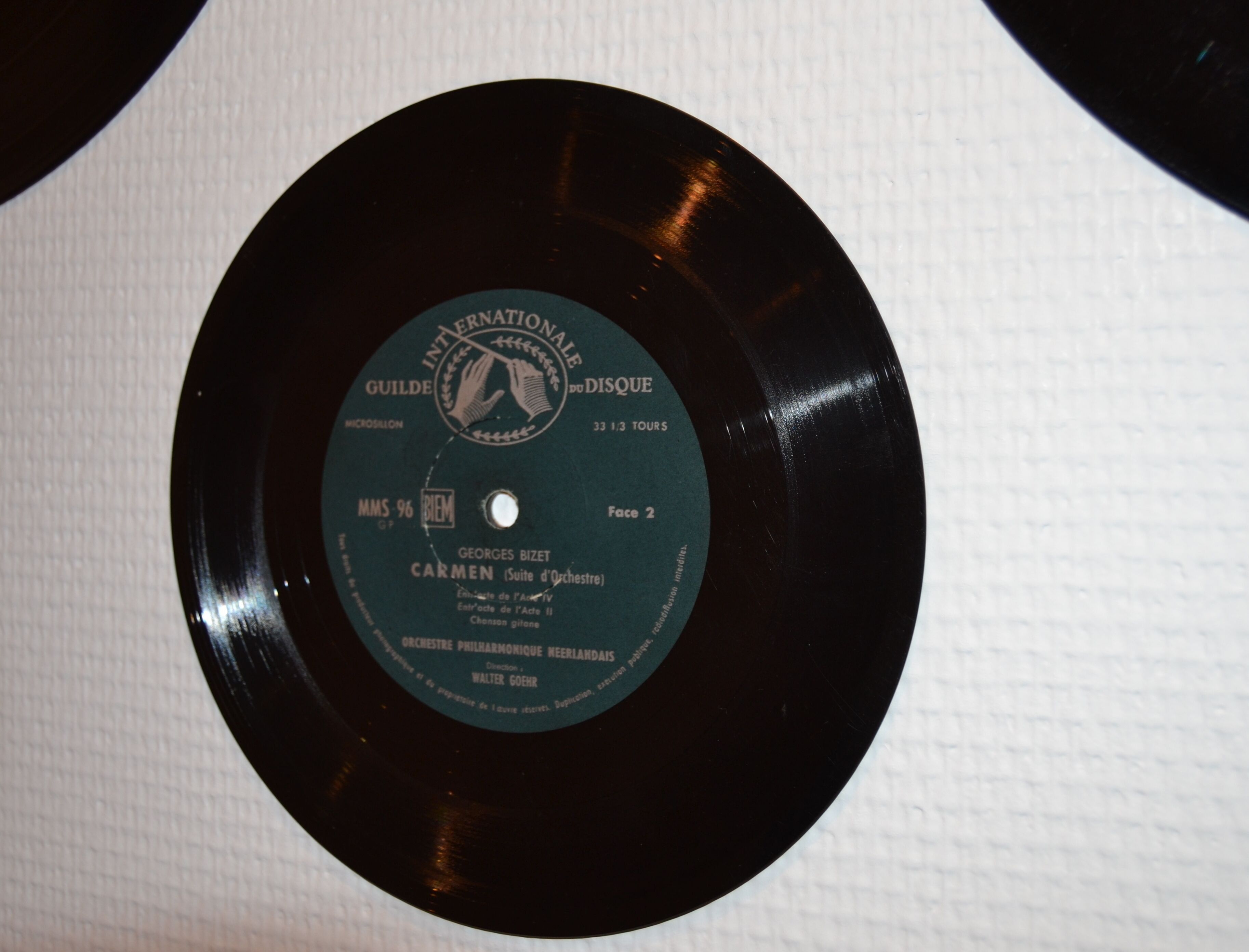 Een vinylplaat met een label.