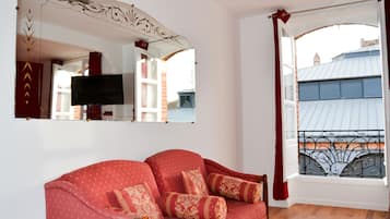 Smart TV, libros y oficina