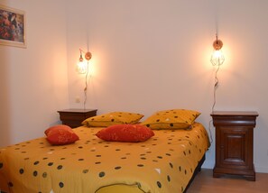 1 chambre, bureau, fer et planche à repasser, lit parapluie