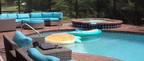 Een buitenzwembad en een verwarmd zwembad