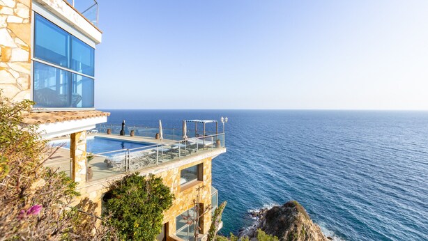 Pool - 2CANY01 - Spectacular luxury house with private outdoor and indoor pool, located in a privileged area on the cliff of Cala Canyelles with magnificent views of the sea (Lloret de Mar)