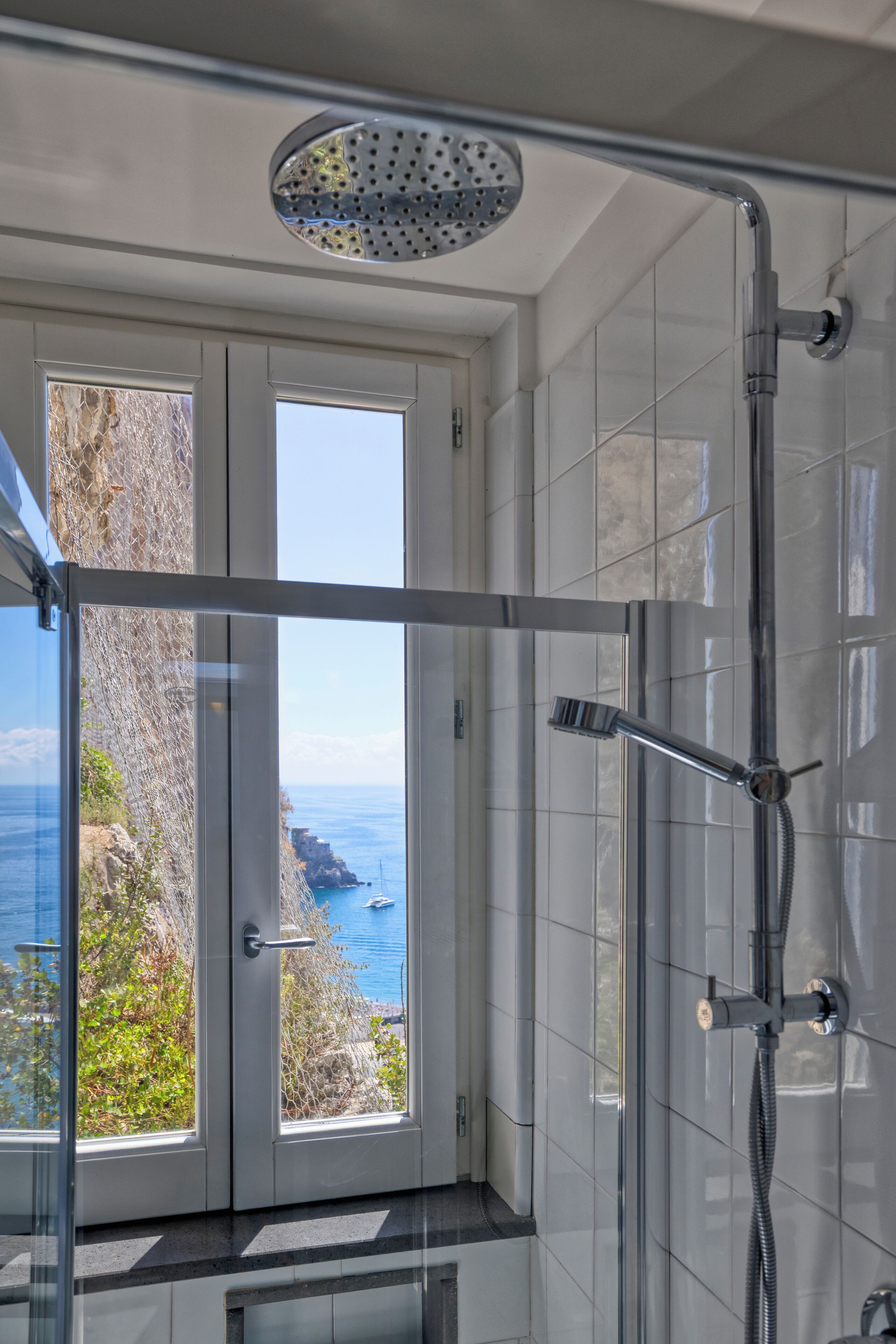 Departamento Confort, vista al mar (accessible by 250 steps) | Baño | Regadera, secadora de cabello, batas, pantuflas 