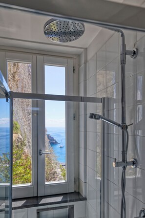 Comfort Apartment, Sea View (accessible by 250 steps) | Bathroom | Shower, hair dryer, bathrobes, slippers - Apartments Amalfi Design Sea View (Amalfi)