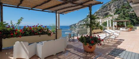 Appartement Confort, vue mer (accessible by 250 steps) | Terrasse/Patio