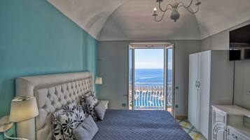 Comfort Apartment, Sea View (accessible by 250 steps) | 1 bilik tidur, peralatan tempat tidur premium, peti besi dalam bilik