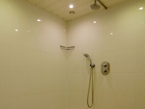 House | Bathroom | Shower, towels - Gorgeous Holiday Home in Monclar With Private Pool (Monclar, Lot-et-Garonne)